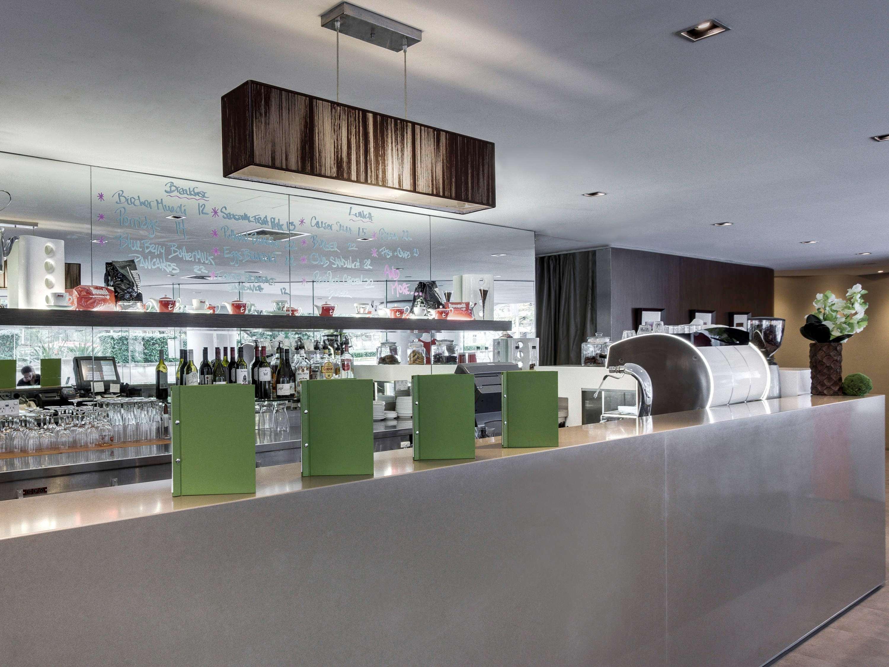 Hotel Pullman Sydney Hyde Park Esterno foto The bar at the 2008-opened lounge