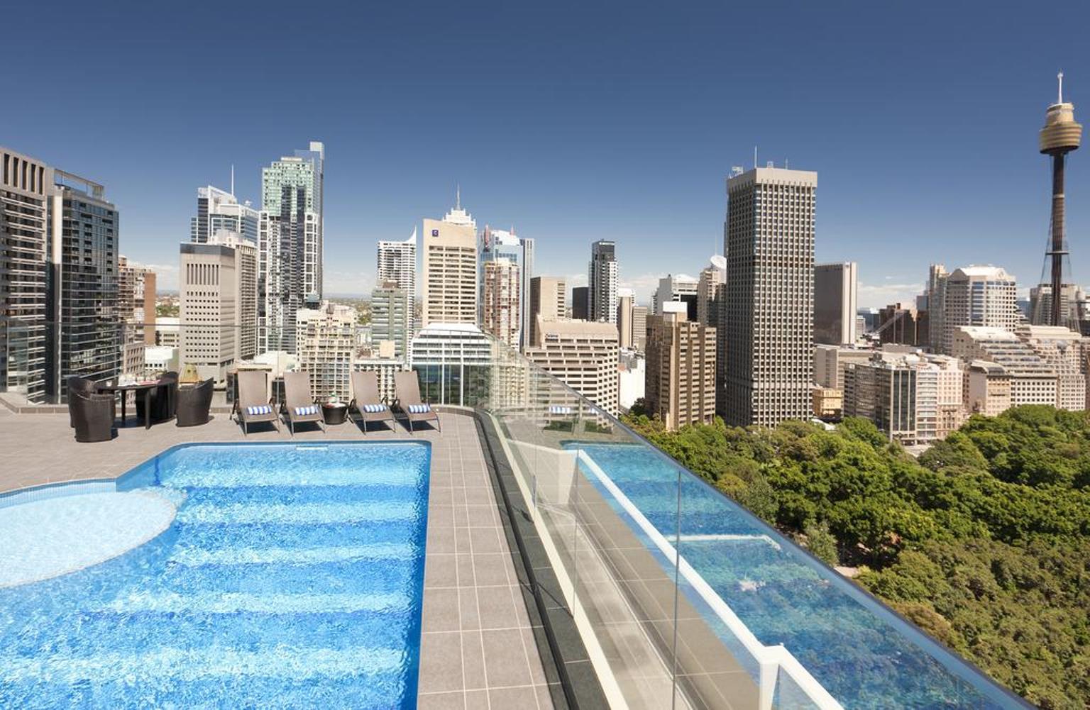 Hotel Pullman Sydney Hyde Park Esterno foto The rooftop pool at the Emporium Hotel South Bank