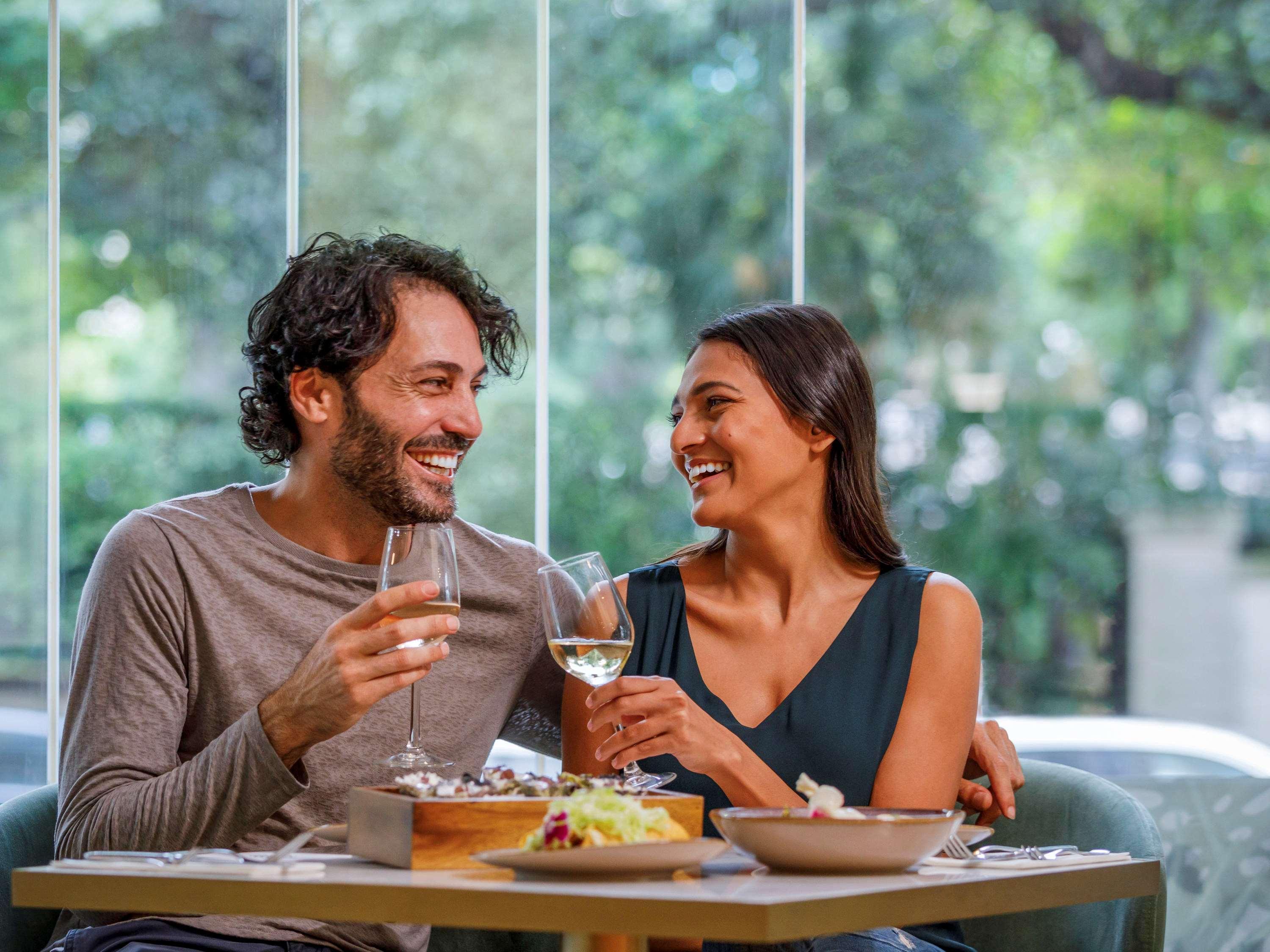 Hotel Pullman Sydney Hyde Park Esterno foto A couple dining together