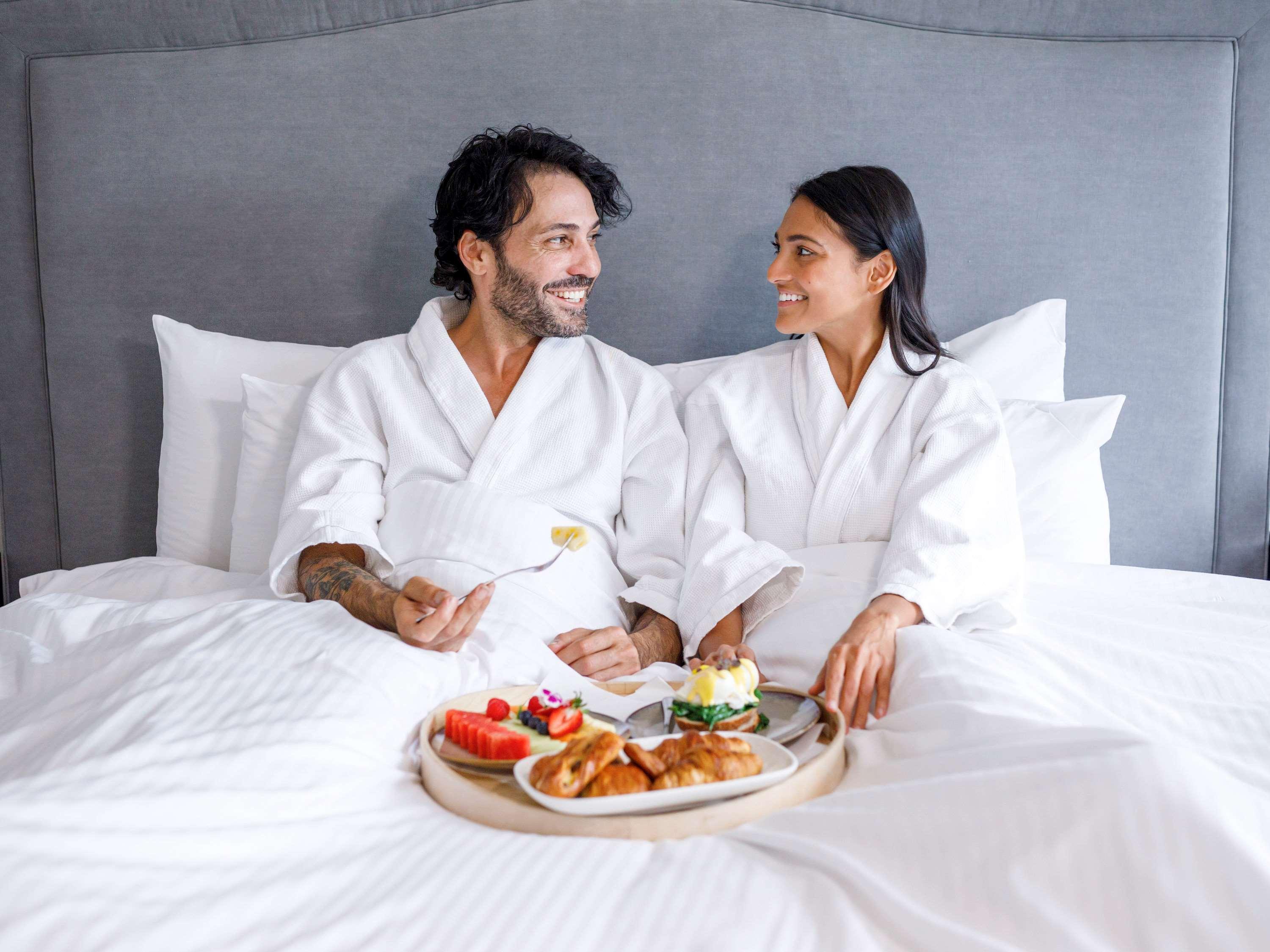 Hotel Pullman Sydney Hyde Park Esterno foto Room service