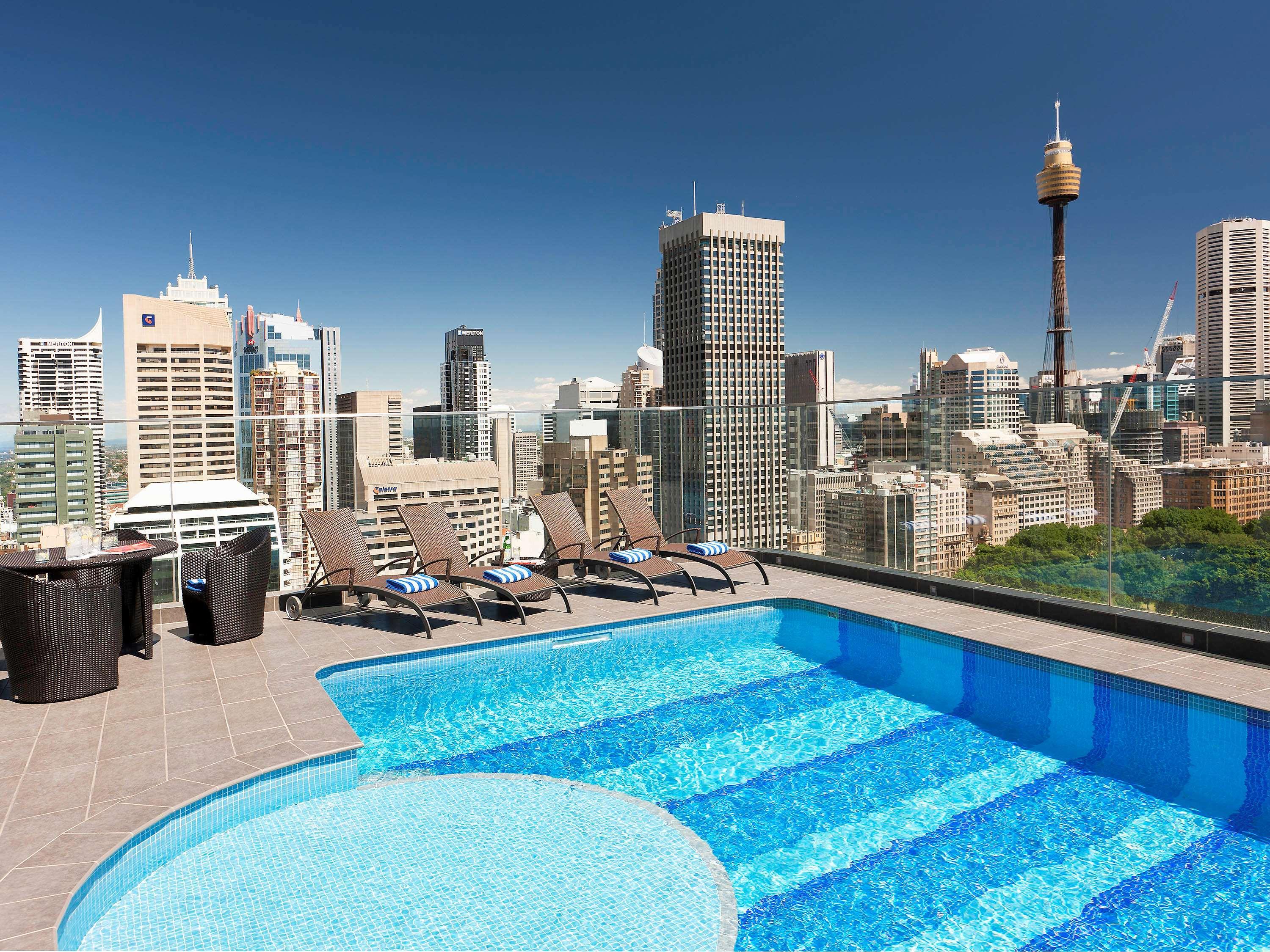 Hotel Pullman Sydney Hyde Park Esterno foto The rooftop pool at the hotel