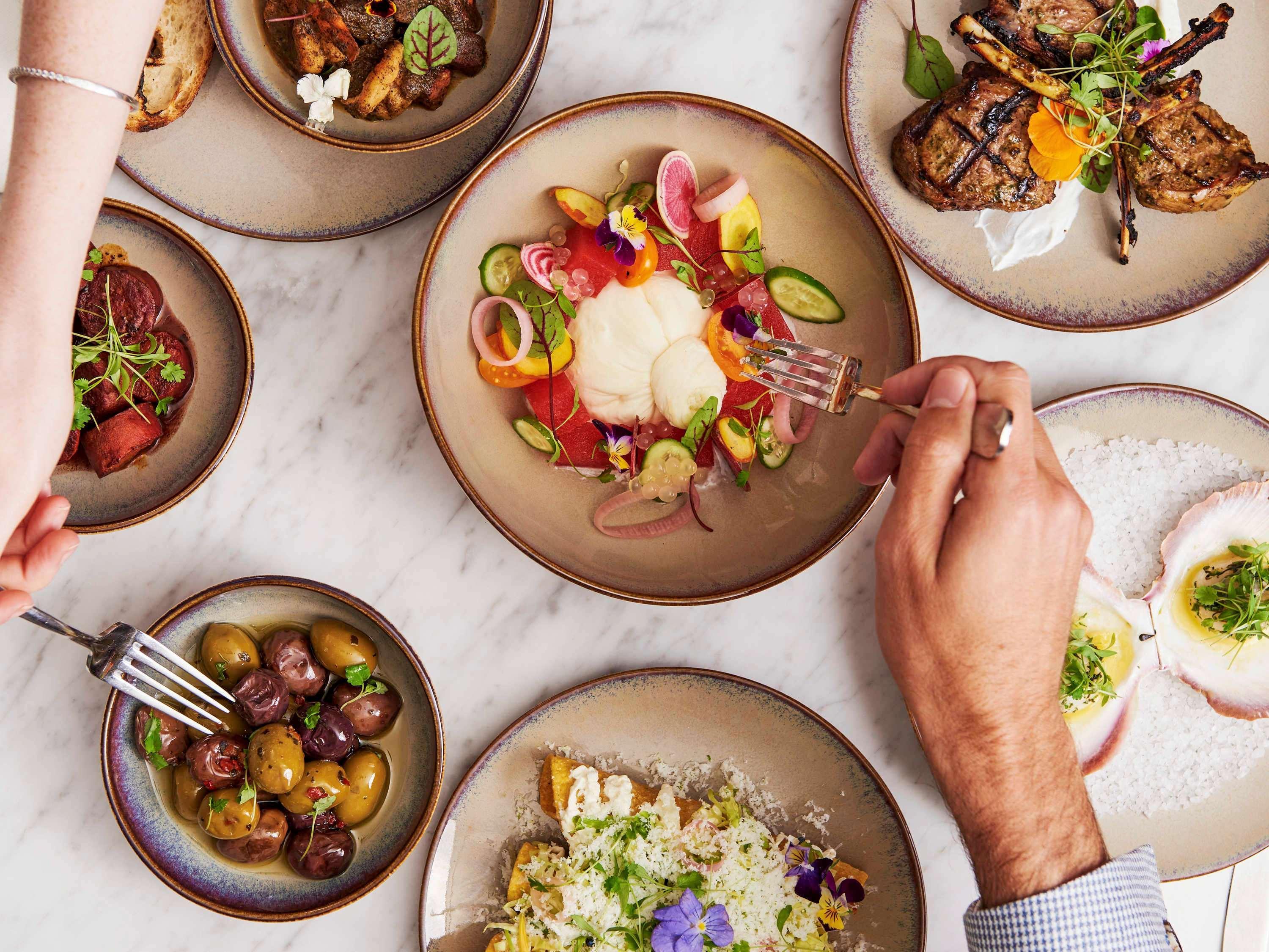 Hotel Pullman Sydney Hyde Park Esterno foto Dishes at the restaurant
