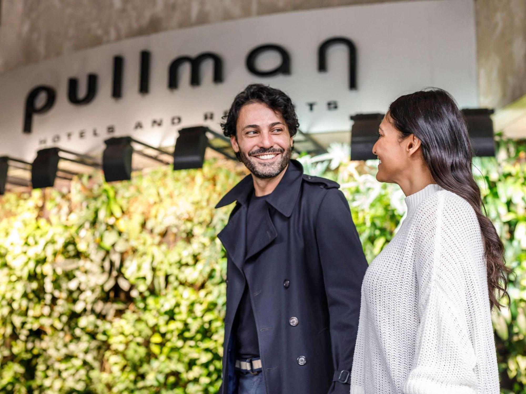 Hotel Pullman Sydney Hyde Park Esterno foto Pulman at the opening of his store in Madrid, 2019