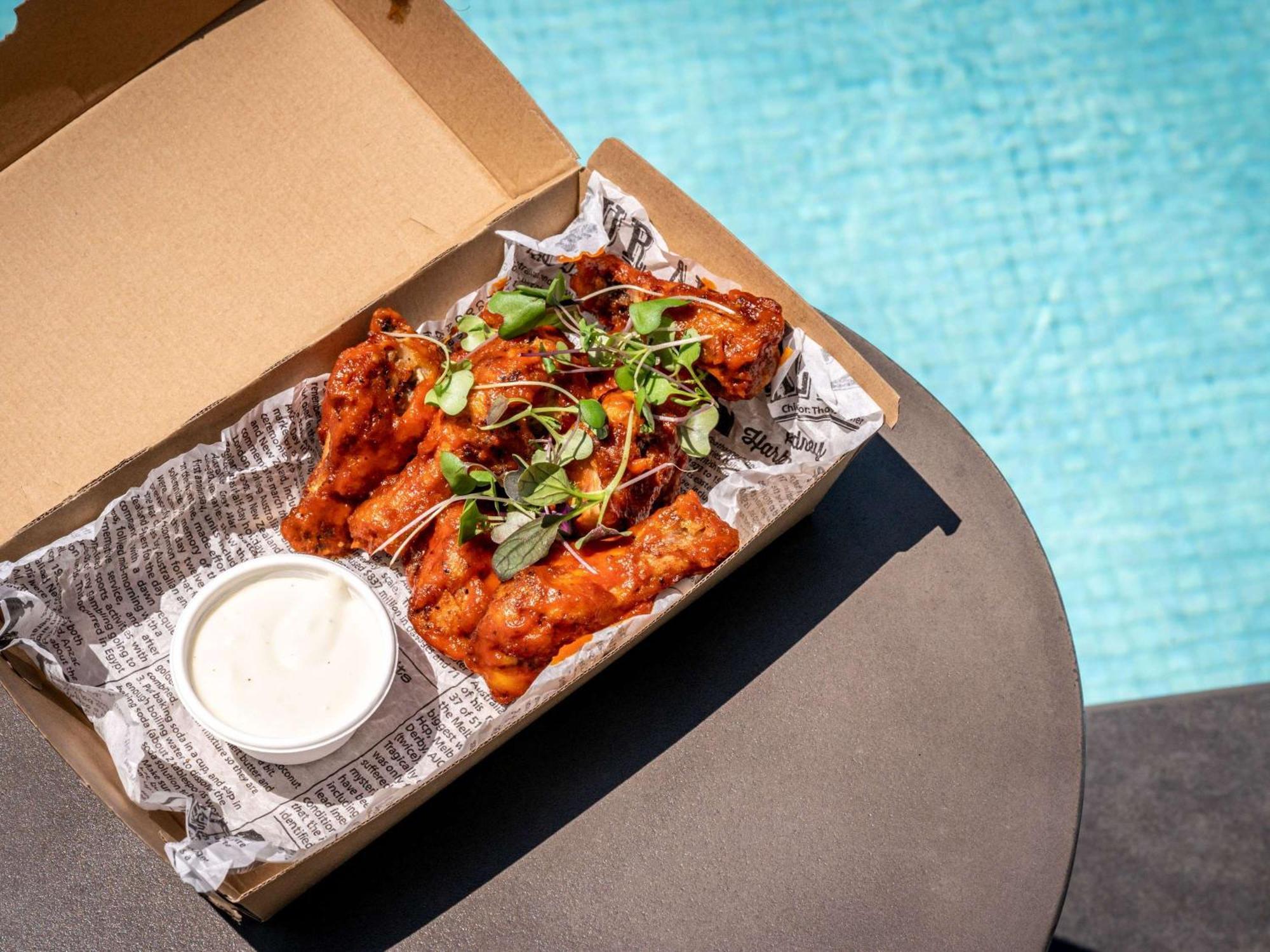 Hotel Pullman Sydney Hyde Park Esterno foto Chicken wings