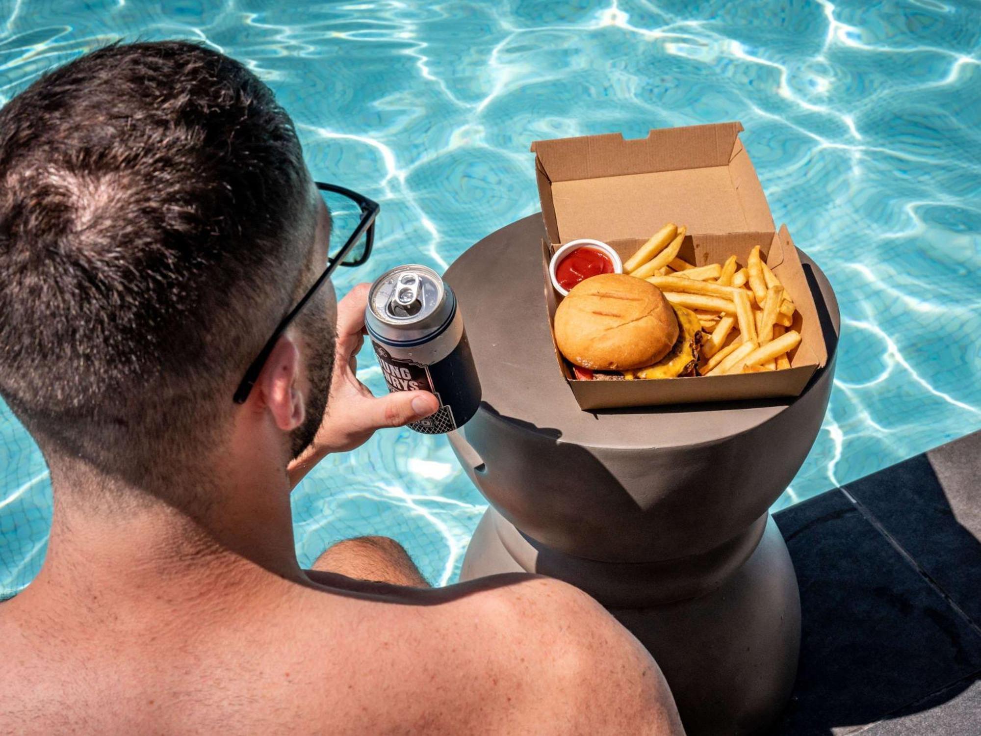 Hotel Pullman Sydney Hyde Park Esterno foto A floating drink and food holder