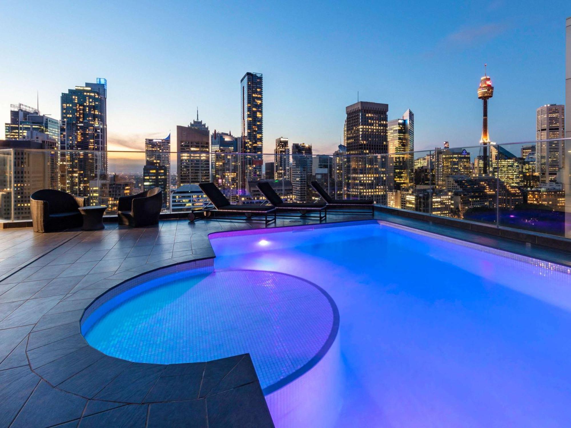Hotel Pullman Sydney Hyde Park Esterno foto The rooftop pool at the hotel
