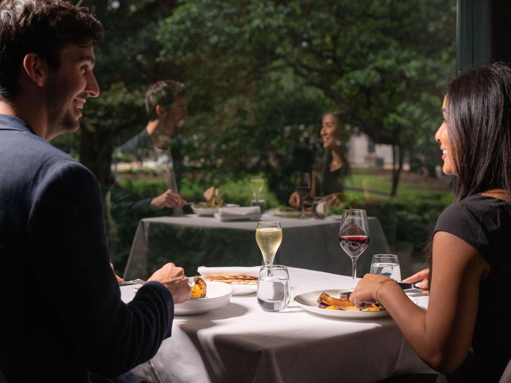 Hotel Pullman Sydney Hyde Park Esterno foto A couple dining at a restaurant