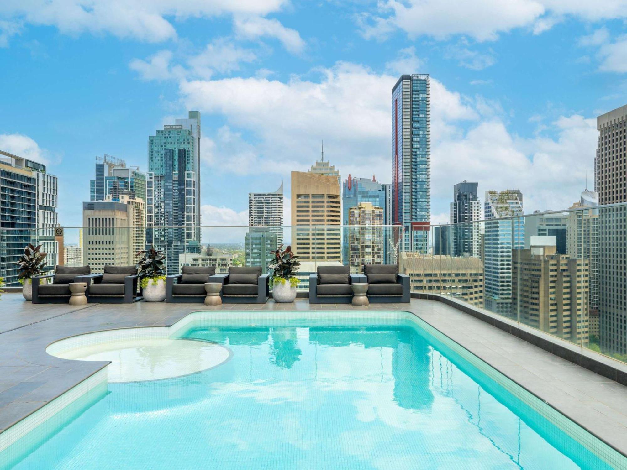 Hotel Pullman Sydney Hyde Park Esterno foto Rooftop pool at Emporio
