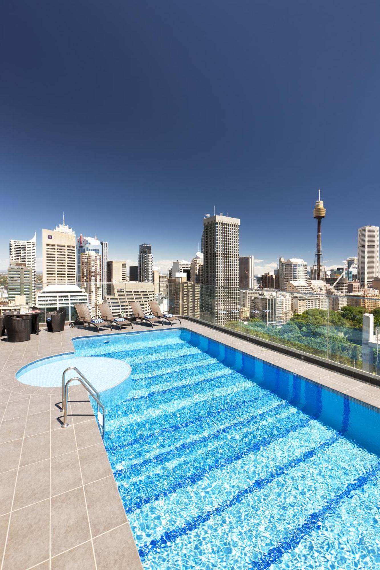 Hotel Pullman Sydney Hyde Park Esterno foto The rooftop pool at the hotel